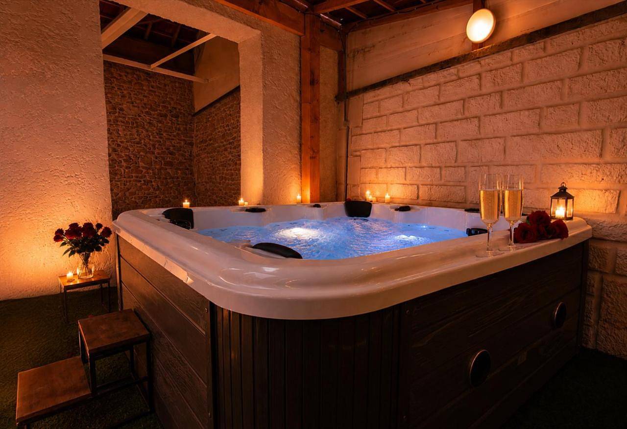 Les 4 As de Jaunay, La Maison Familiale, Piscine, Jacuzzi in Marigny-Brizay, Vienne (France)