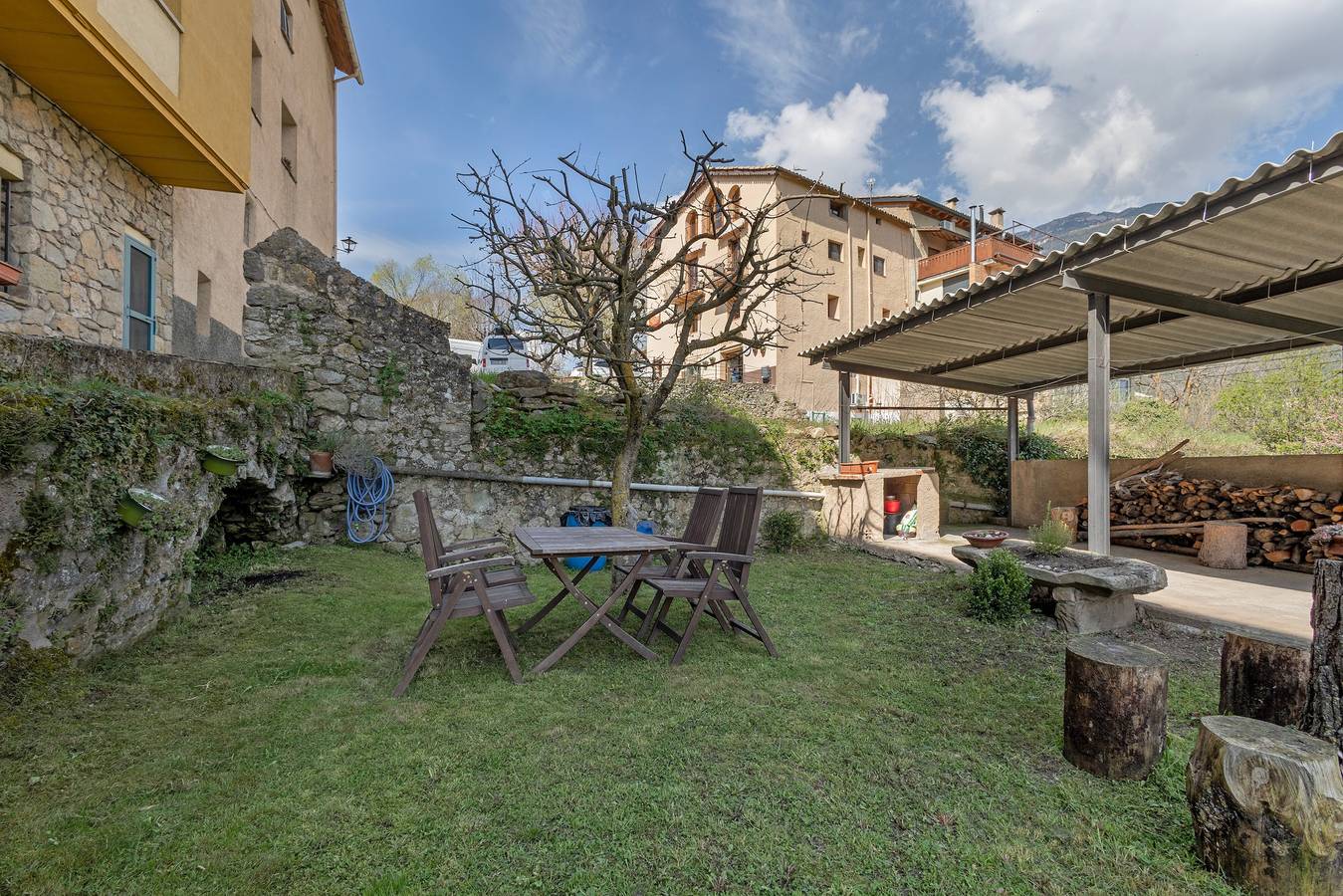 Apartamento entero, Apartamento 'Vall' con vistas a la montaña, jardín compartido y Wi-Fi in San Lorenzo de Morunys, Pirineo Catalan