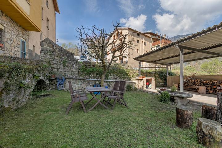 Apartamento entero, Apartamento 'Vall' con vistas a la montaña, jardín compartido y Wi-Fi in San Lorenzo de Morunys, Comarcas centrales