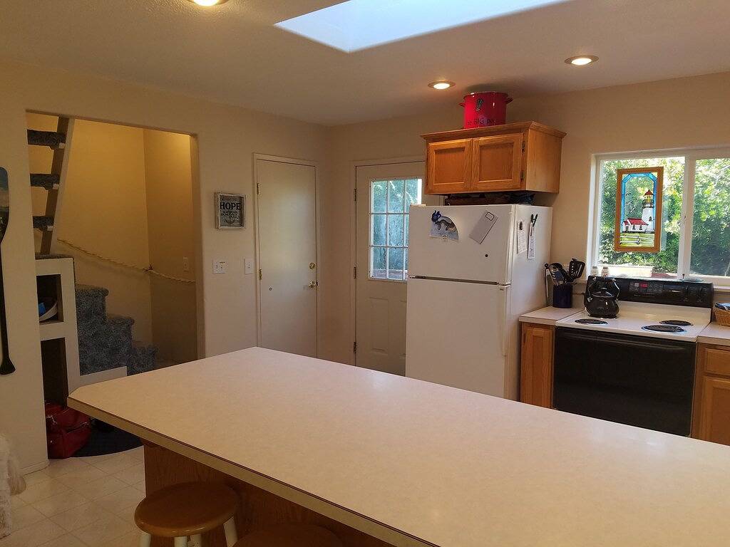 Easy 5-minute walk to Heceta Beach! Clean family-sized house with a huge deck. in Heceta Beach, Lane County