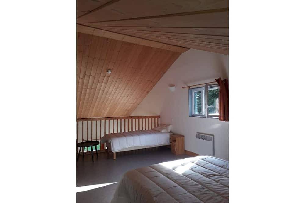 Chalet au bord d'un lac in Nontron, Parc naturel régional Périgord-Limousin