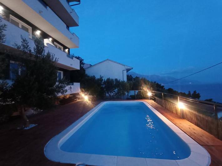 Ferienwohnung für 8 Personen, mit Garten und Ausblick sowie Pool, mit Haustier in Marusici