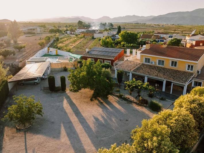 Casa rural para 6 personas, con piscina y piscina para niños además de jardín y vistas en Caravaca de la Cruz