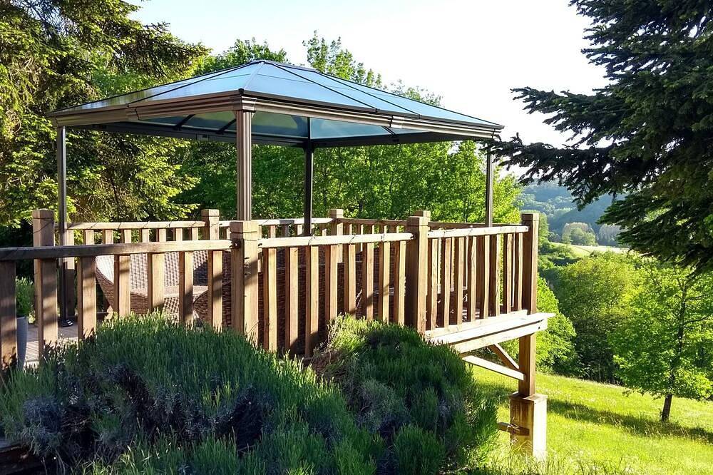 Belle maison de campagne, grande piscine privée chauffée, jardins, aire de jeux in Villefranche-du-Périgord, Périgord Noir