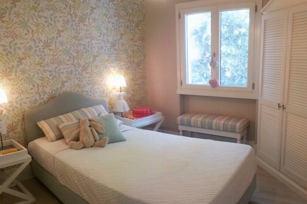 Forte dei Marmi Villa Ilaria a stone's throw from the sea & services: Just relax in Cinquale, Montignoso