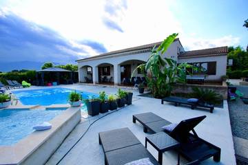 Location de vacances pour 12 personnes, avec terrasse ainsi que jardin et jacuzzi à Aléria