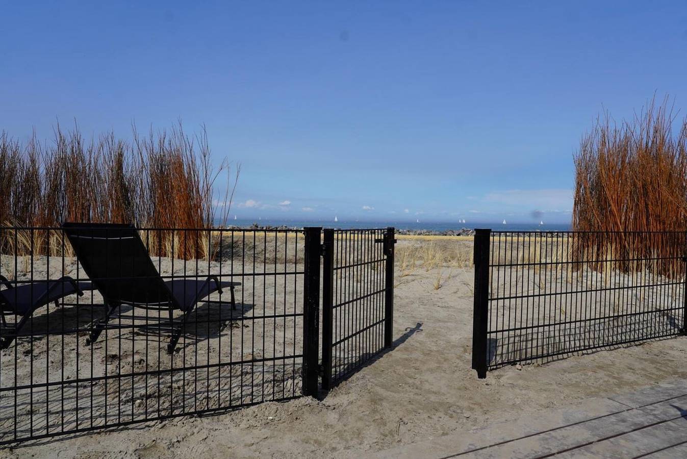 Erste Reihe - mit Zaun - Premium-Beachhouse Strandgut in Enkhuizen, Ijsselmeer