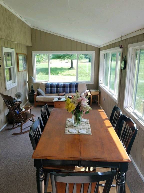 Vacation rental for 8 people, with terrace and yard, with pets in Finger Lakes