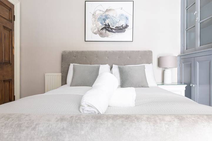 Stroll To The City Centre In From Chic Refurbished Townhouse in Cardiff, Cardiff region