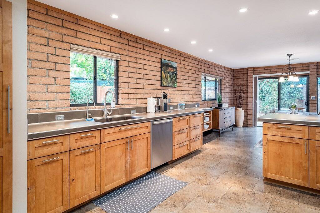 Sedona Serene Retreat, Amazing Views & Hot Tub! Walk to Hiking Trails! in Sedona, Oak Creek Canyon