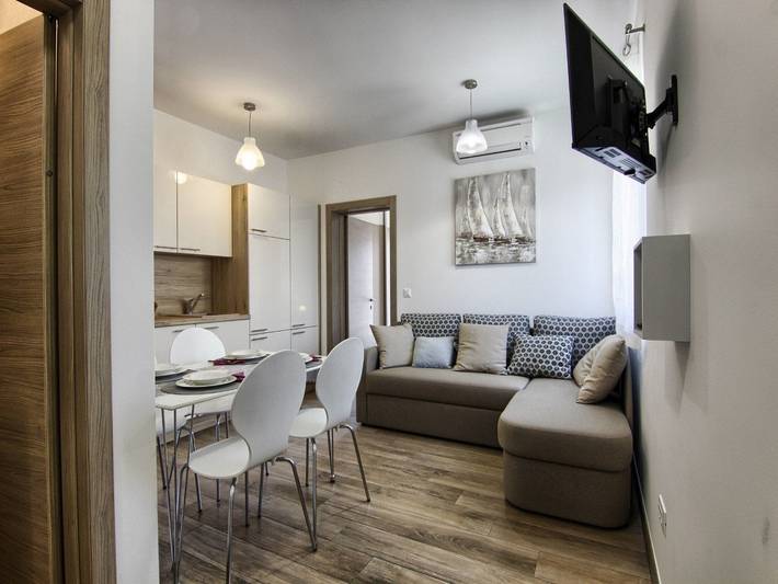 Ferienwohnung für 4 Personen, mit Terrasse und Garten in Pakostane
