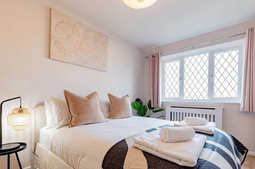 3-Bed House Close to Town + Parking in Worcester, Worcestershire