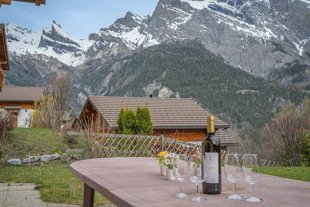Atemberaubendes alleinstehendes Ferienhaus für 4 Leute mit  W-Lan, Tv, Terrasse und Parkplatz in Ovronnaz, Chamoson