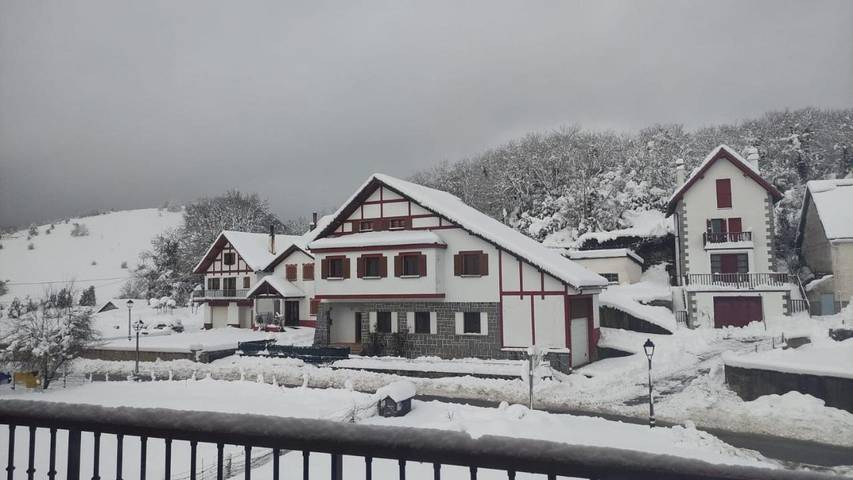 Casa rural para 10 personas, con jardín y vistas en Abaurrea Alta