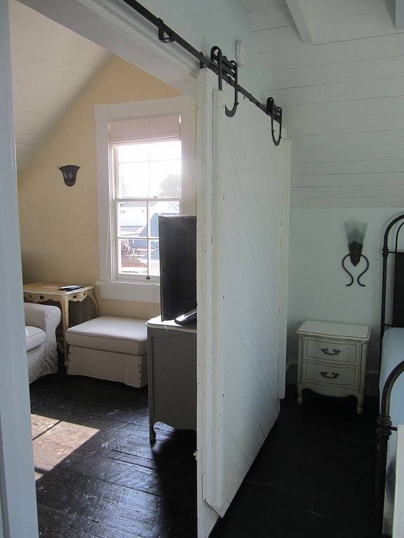 Historisches Kutschenhaus aus dem Jahr 1887 auf einem Landmark-Grundstück in Santa Cruz, Santa Cruz County