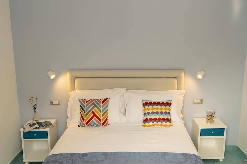 Ganze Wohnung, Grecale: stunning sea-view apartment with patio - up to 5 guests in Maiori, Amalfiküste