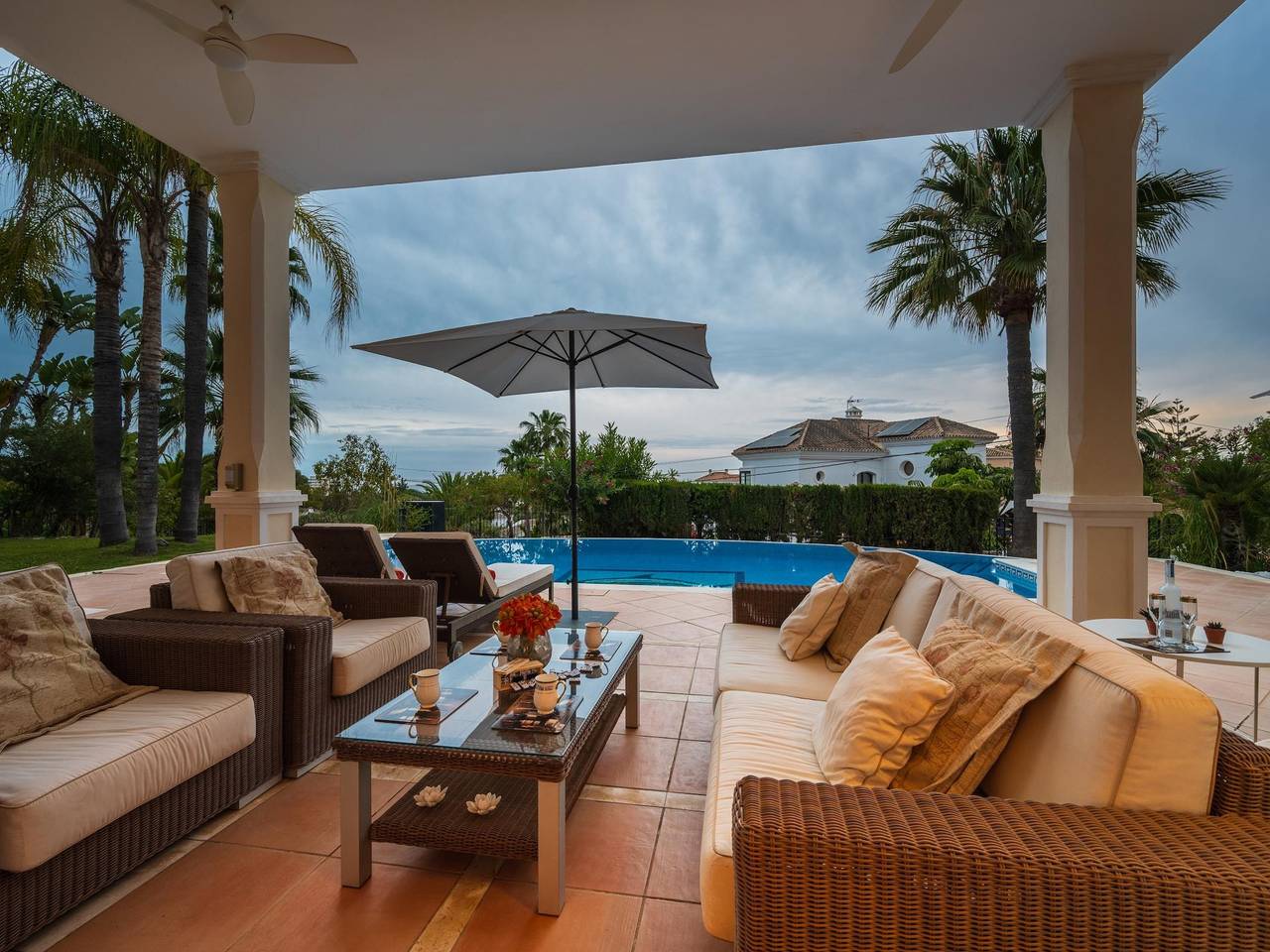 Luxurious southeast-facing villa with 5 bedrooms, heated pool, Bbq, seaviews in Las Chapas, Marbella