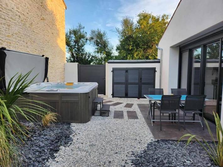 Location de vacances pour 2 personnes, avec Jacuzzi et Terrasse ainsi que Jardin et Vue à Andilly