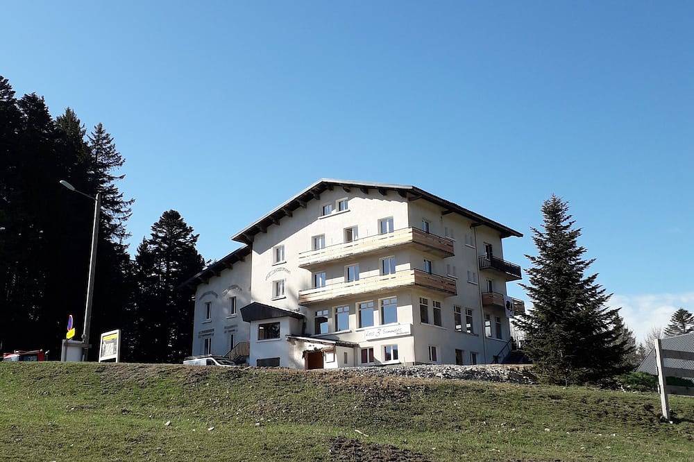 Entire apartment, 4-6 Pers apartment in the heart of the Chartreuse at the foot of the ski slopes in Sarcenas, Isère