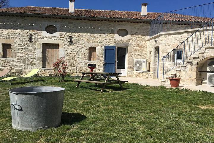 Maison de vacances pour 6 personnes, avec Terrasse ainsi que Jardin et Piscine à Barjac