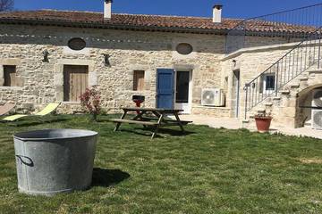 Location de vacances pour 6 personnes, avec terrasse ainsi que piscine et jardin à Barjac