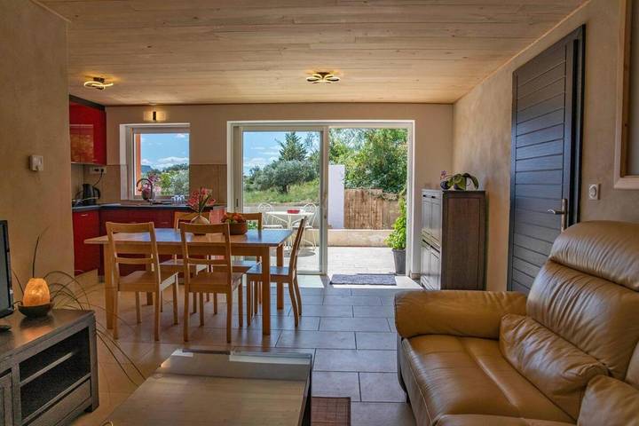 Gîte pour 3 personnes, avec sauna ainsi que terrasse et vue à Usclas-du-Bosc