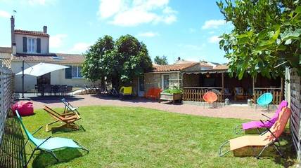Gîte pour 8 personnes, avec vue et jardin, adapté aux familles à Sainte-Gemme-la-Plaine