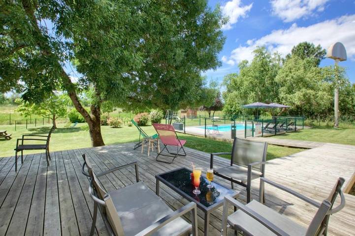 Hôtel pour 2 personnes, avec Terrasse ainsi que Jardin et Piscine à Arveyres