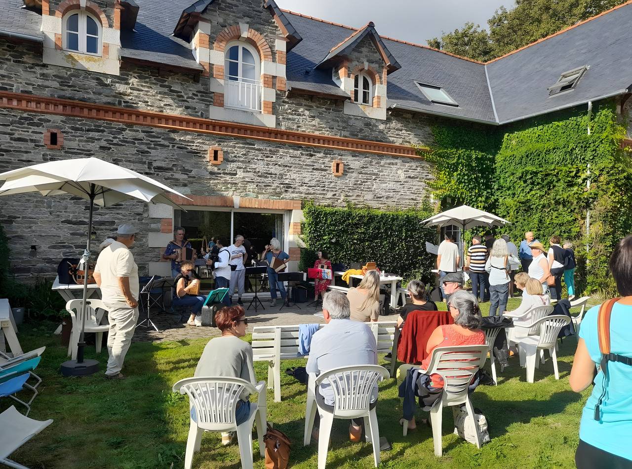 Maison de vacances « Le Grand Logis » avec jardin privé et Wi-Fi in Trédarzec, Côte de Granit Rose