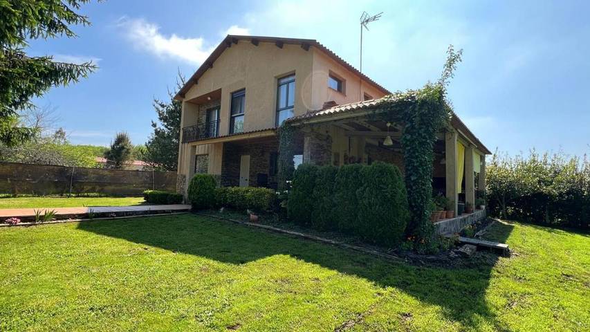 Apartamento para 12 personas, con vistas además de piscina y jardín en Arzúa