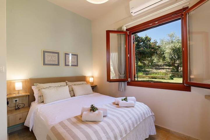 Lily's Cottage, secluded, Sea View Villa with private pool and amazing Garden in Région de Réthymnon