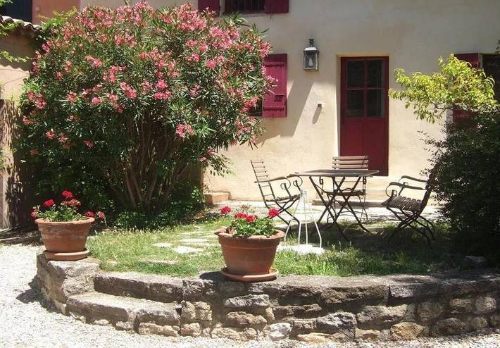 Appartement de vacances pour 3 personnes, avec jardin ainsi que vue et piscine