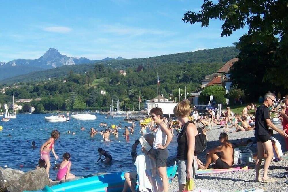 Entire apartment, Cosy mountain studio;superb lake/mountain views;100mtr ski lift;sleeps 2/3;Wifii in Thollon-les-Mémises, Thonon-les-Bains region