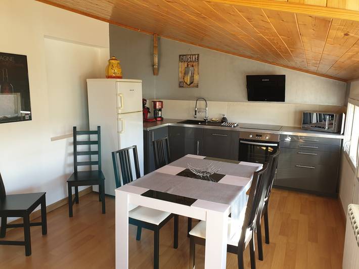 Hel lägenhet, Apartment 'Chateau Maine Chaigneau' with Terrace and Vineyard View in Néac, Libourne region