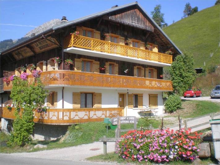 Chambre d’hôte pour 4 personnes, avec Balcon ainsi que Terrasse et Vue à Chatel