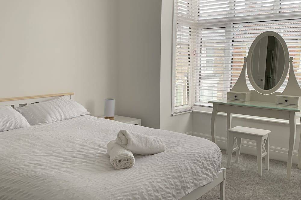 Iris home in Southsea, Portsmouth. 15 minute walk to the seafront! in Portsmouth, Südostengland