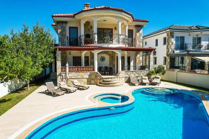 Villa for 11 people, with pool and garden as well as ocean view and lake view, with pets in Dalyan