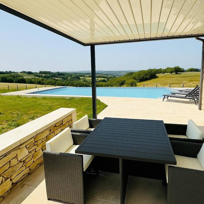 Location de vacances pour 4 personnes, avec vue ainsi que piscine et jardin à Soucirac