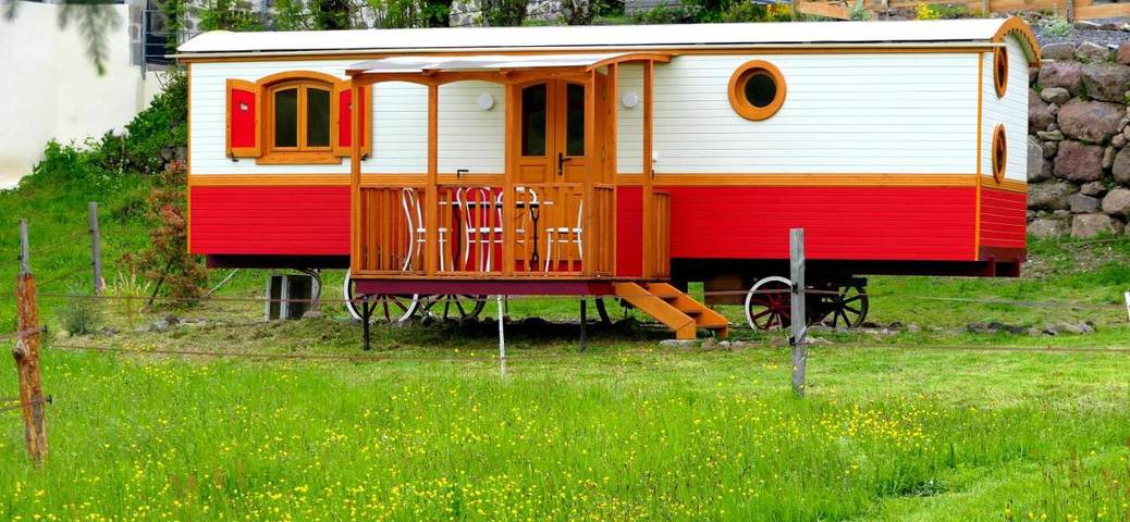 Camping pour 4 personnes, avec terrasse ainsi que vue et jardin, adapté aux familles