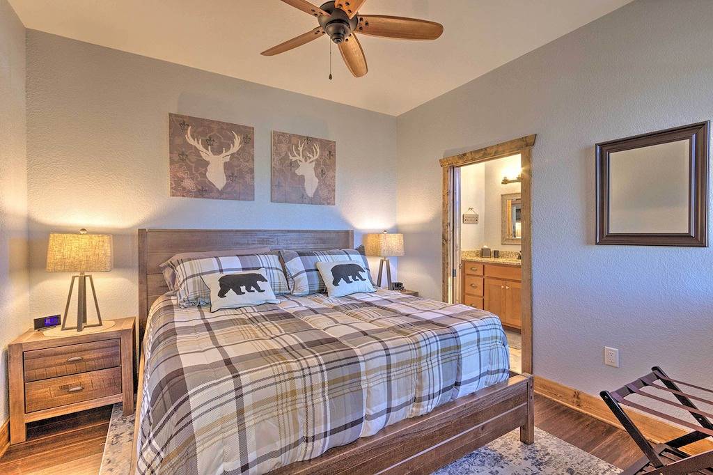 Pet-Friendly Cabin w/ Mtn Views in Chinquapin! in Jackson County