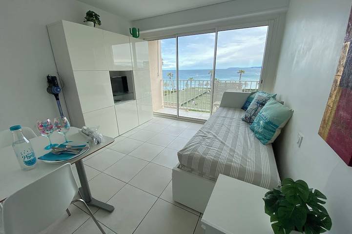 Entire apartment, Beautiful studio with airco cabin 4pers view and sea front.  WIFI and Parking in Le Lavandou, Parc national Port-Cros
