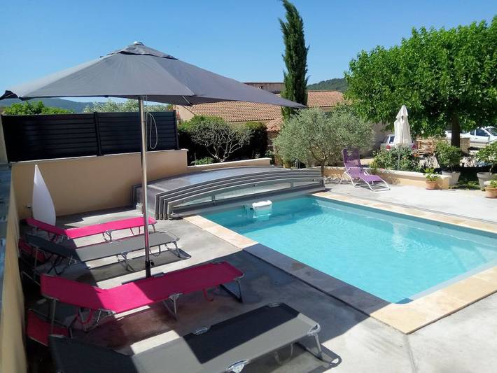 Gîte pour 4 personnes, avec terrasse ainsi que piscine et jardin à Blauvac