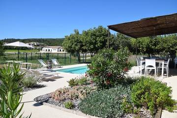 Gîte pour 6 personnes, avec terrasse et jardin à Goudargues