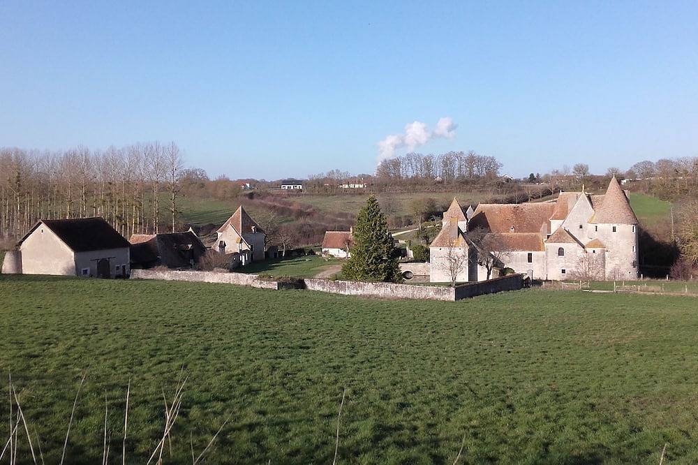 Comfortable renovated family home on wooded grounds & private parking in Boulleret, Región de Bourges