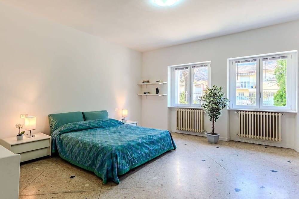 Accogliente appartamento in villa con Wifi, A/C, Tv, patio, animali ammessi e parcheggio in Dervio, Alpi Orobie Occidentali