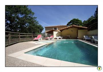 Gîte pour 6 personnes, avec terrasse ainsi que piscine et jardin à Grane
