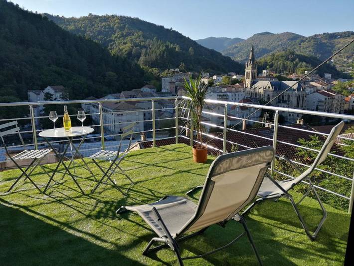 Chambre d’hôte pour 2 personnes, avec Balcon et Terrasse ainsi que Jardin et Vue à Ailhon