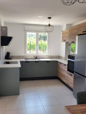 Gîte pour 6 personnes, avec vue ainsi que jardin et piscine, animaux acceptés à Péret
