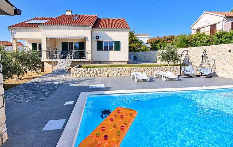 Villa für 8 Personen, mit Balkon und Terrasse sowie Garten auf Pag