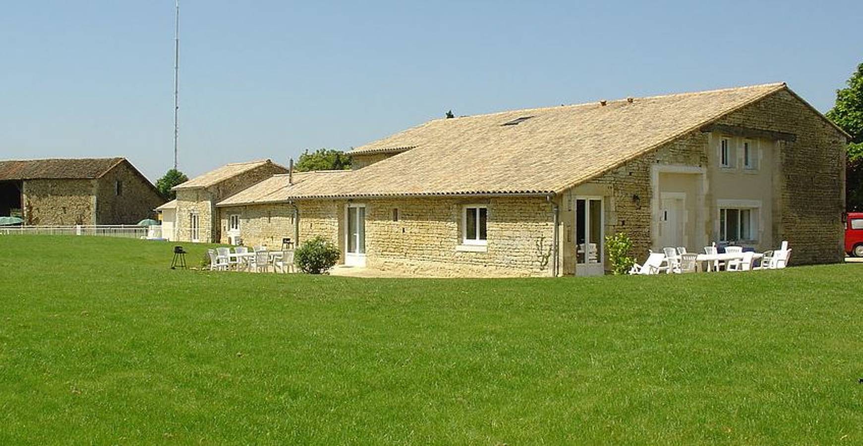 Maison spacieuse avec piscine partagée à Saint-Vincent-la-Châtre. in Saint-Vincent-la-Châtre, Région de Niort